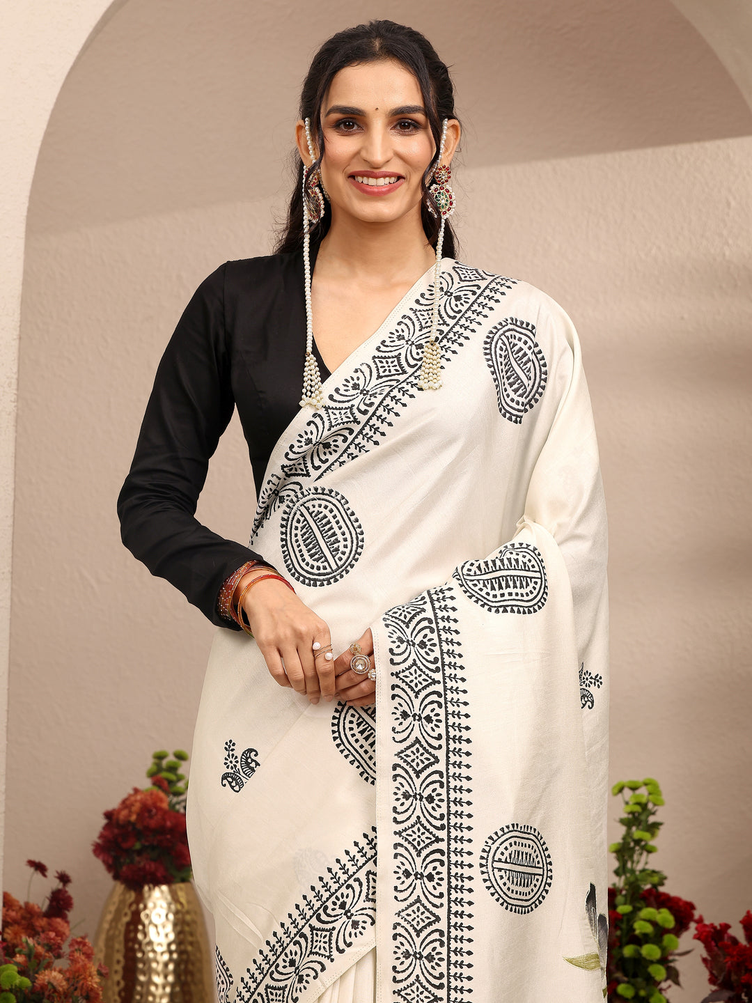 Off White Printed Silk Blend Saree With Unstitched Blouse Piece