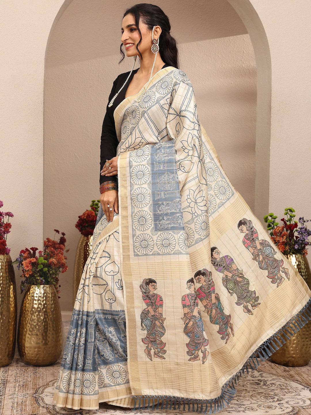 Cream Tribal Printed Silk Blend Saree With Unstitched Blouse Piece