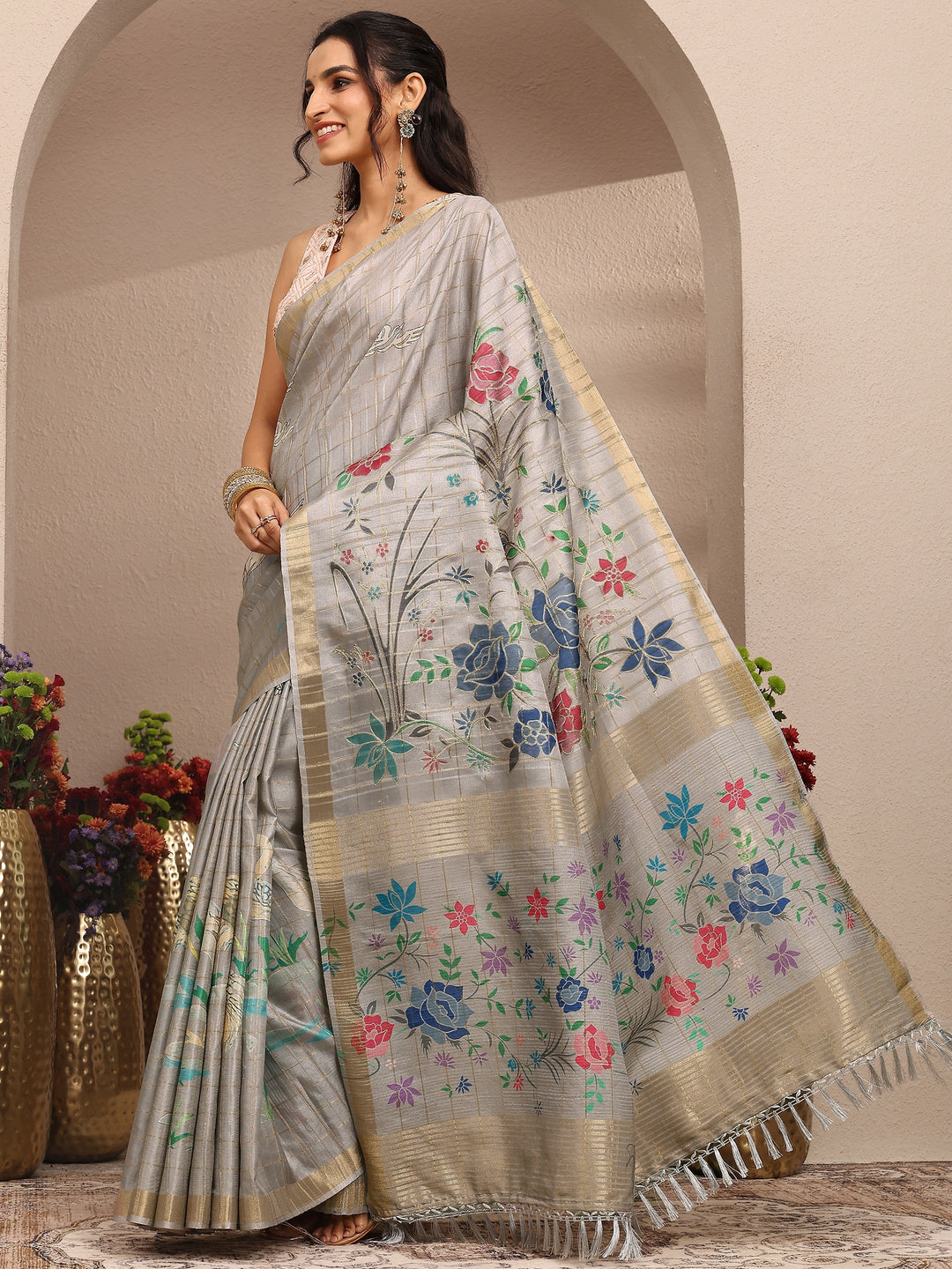 Grey Embroidered Silk Blend Saree With Unstitched Blouse Piece