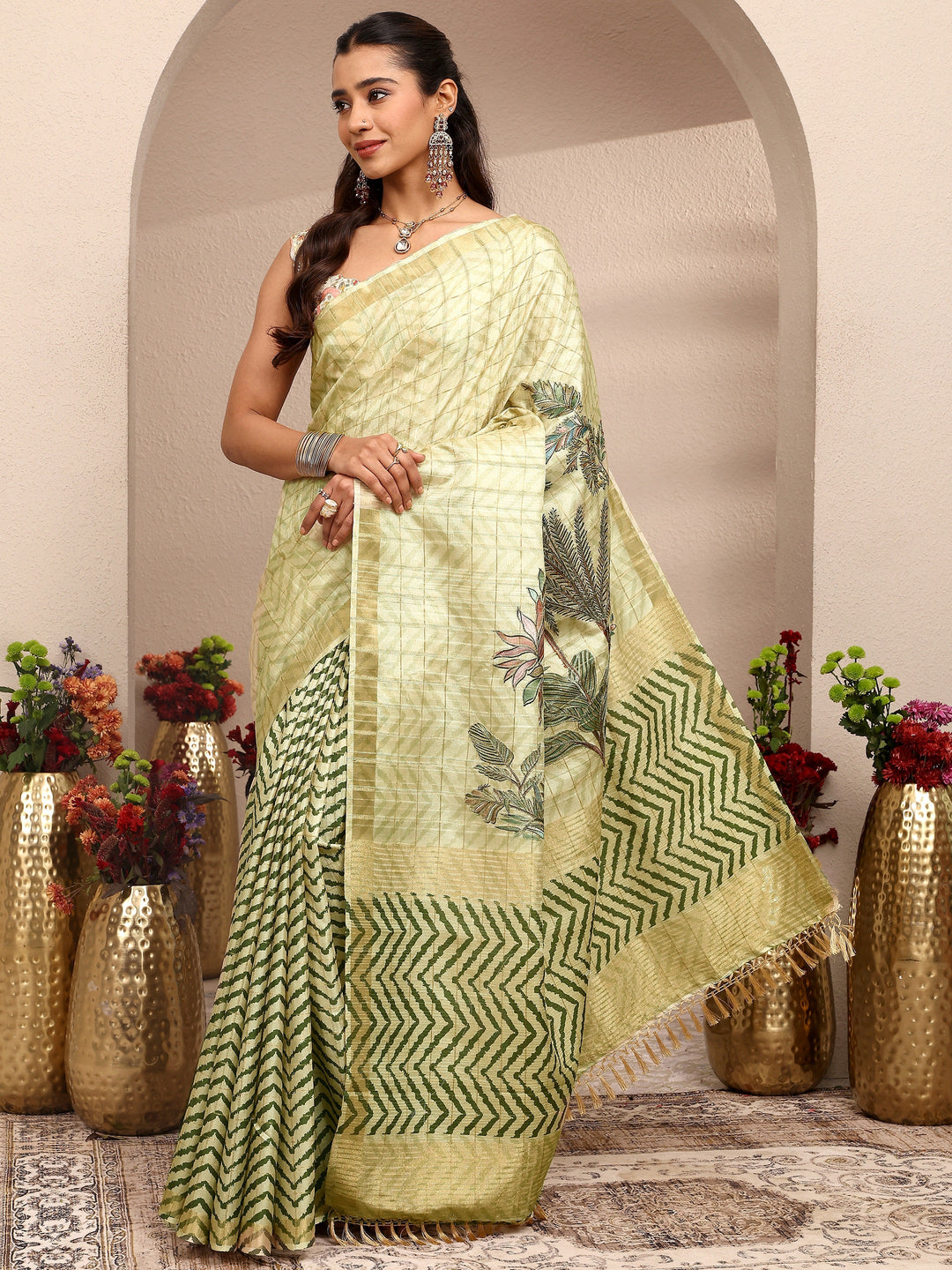 Green Embroidered Silk Blend Saree With Unstitched Blouse Piece