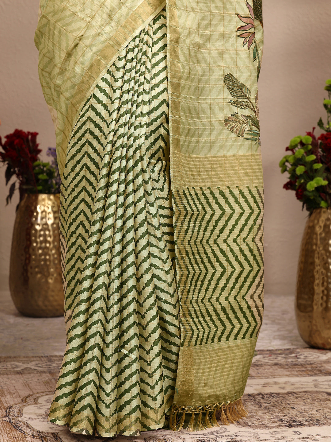 Green Embroidered Silk Blend Saree With Unstitched Blouse Piece