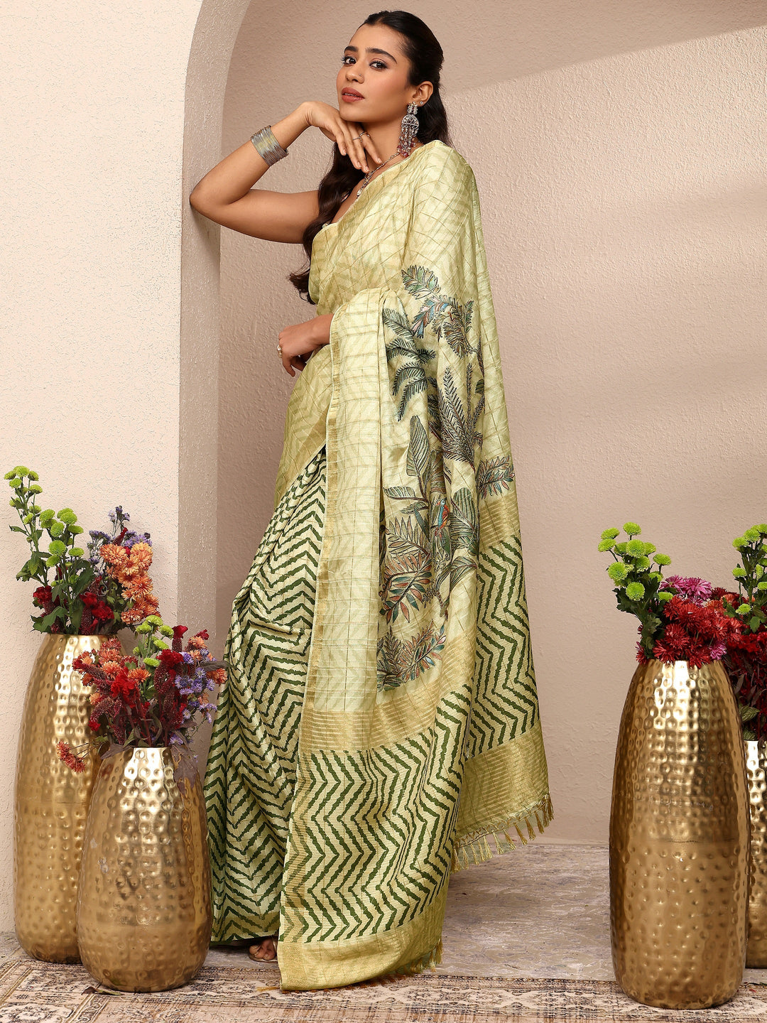 Green Embroidered Silk Blend Saree With Unstitched Blouse Piece