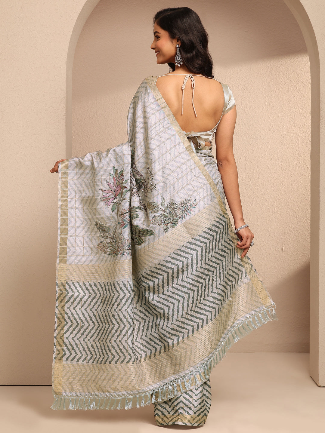 Grey Embroidered Silk Blend Saree With Unstitched Blouse Piece