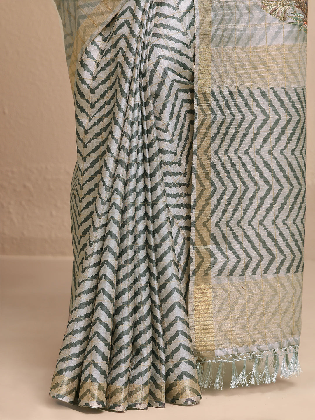 Grey Embroidered Silk Blend Saree With Unstitched Blouse Piece