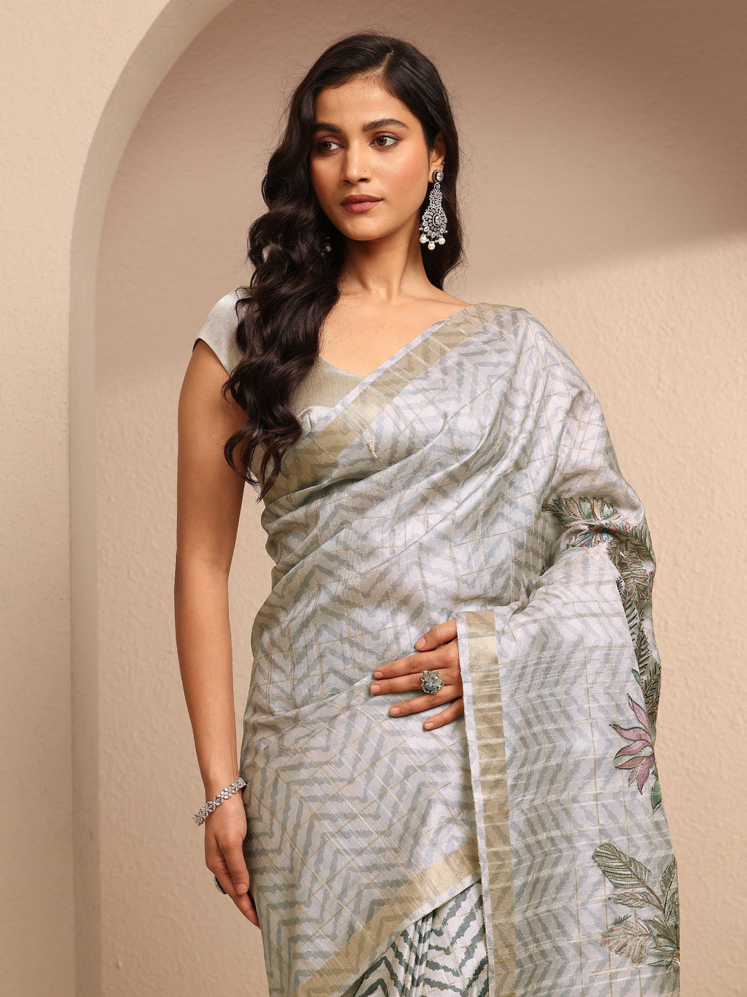 Grey Embroidered Silk Blend Saree With Unstitched Blouse Piece