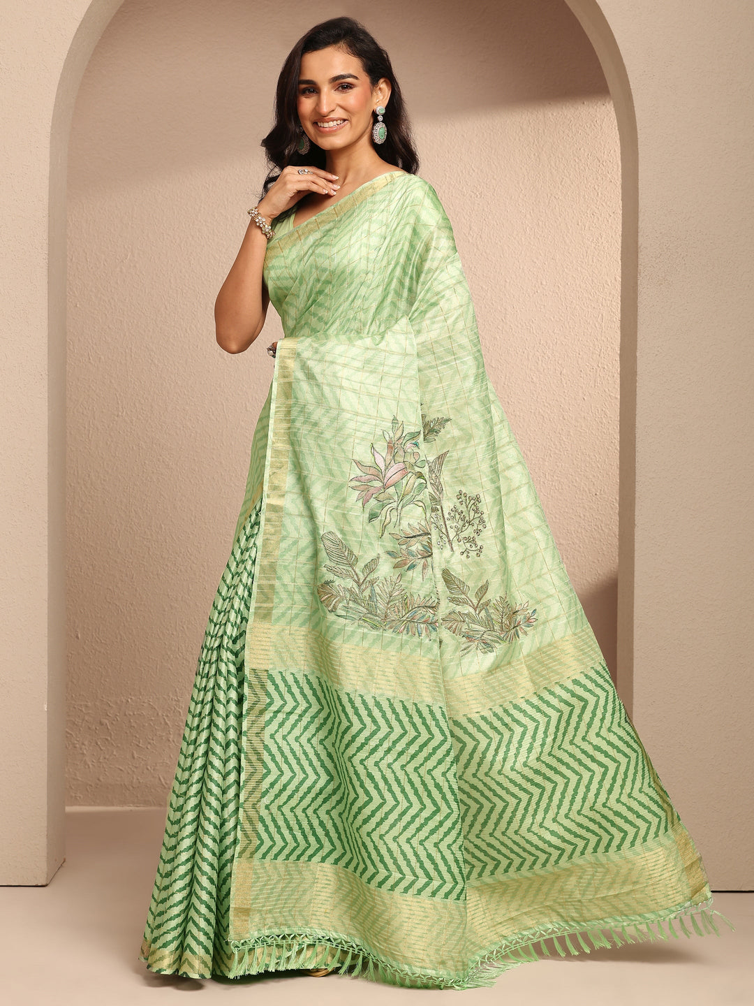 Green Embroidered Silk Blend Saree With Unstitched Blouse Piece