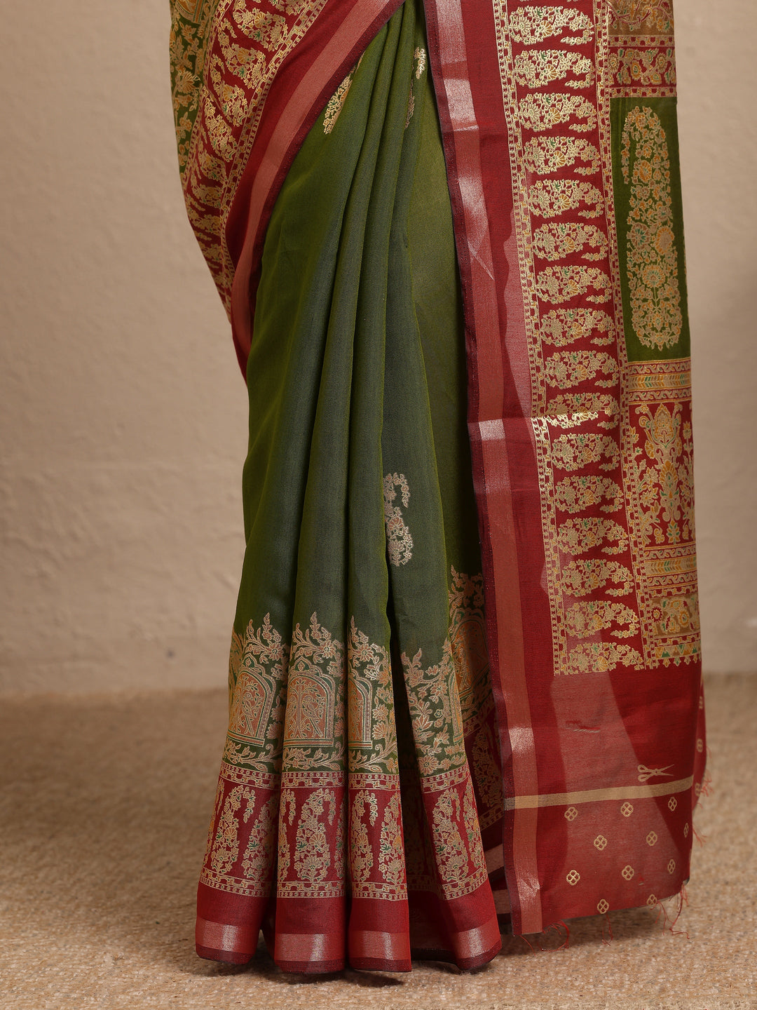 Green Paisley Woven Design Banarsi Silk Blend Saree With Unstitched Blouse Piece