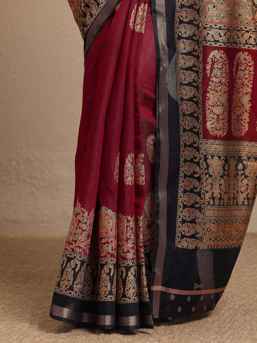 Maroon Paisley Woven Design Banarsi Silk Blend Saree With Unstitched Blouse Piece
