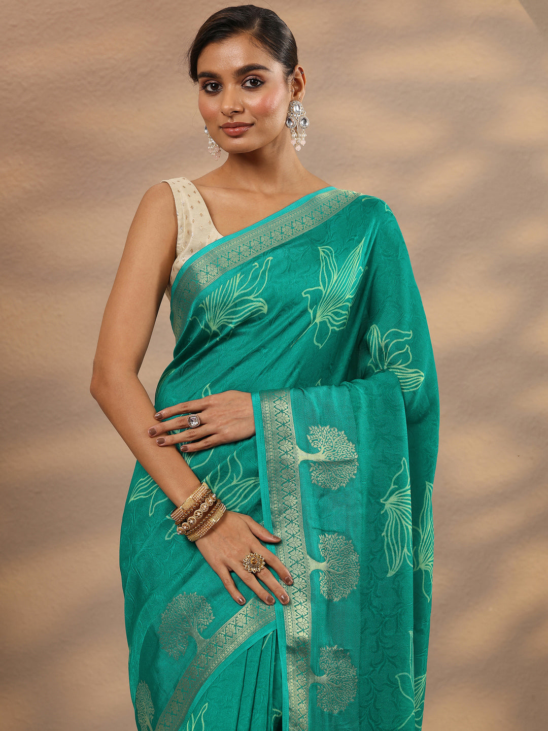 Green Embellished Silk Blend Saree With Unstitched Blouse Piece