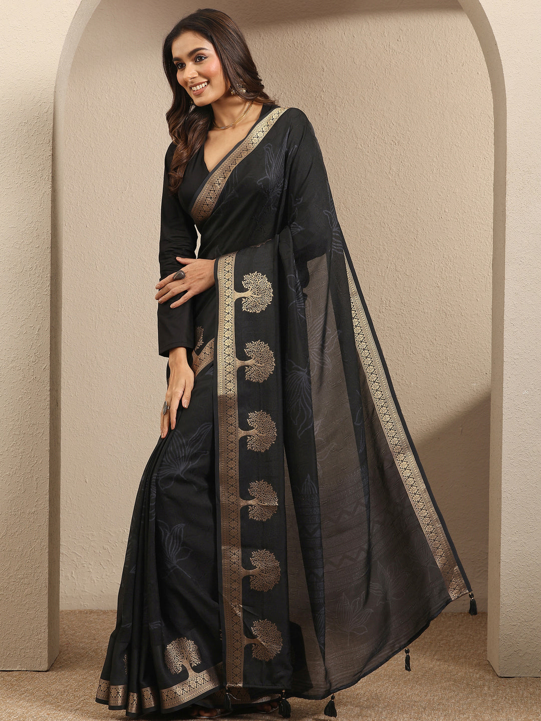 Black Embellished Silk Blend Saree With Unstitched Blouse Piece