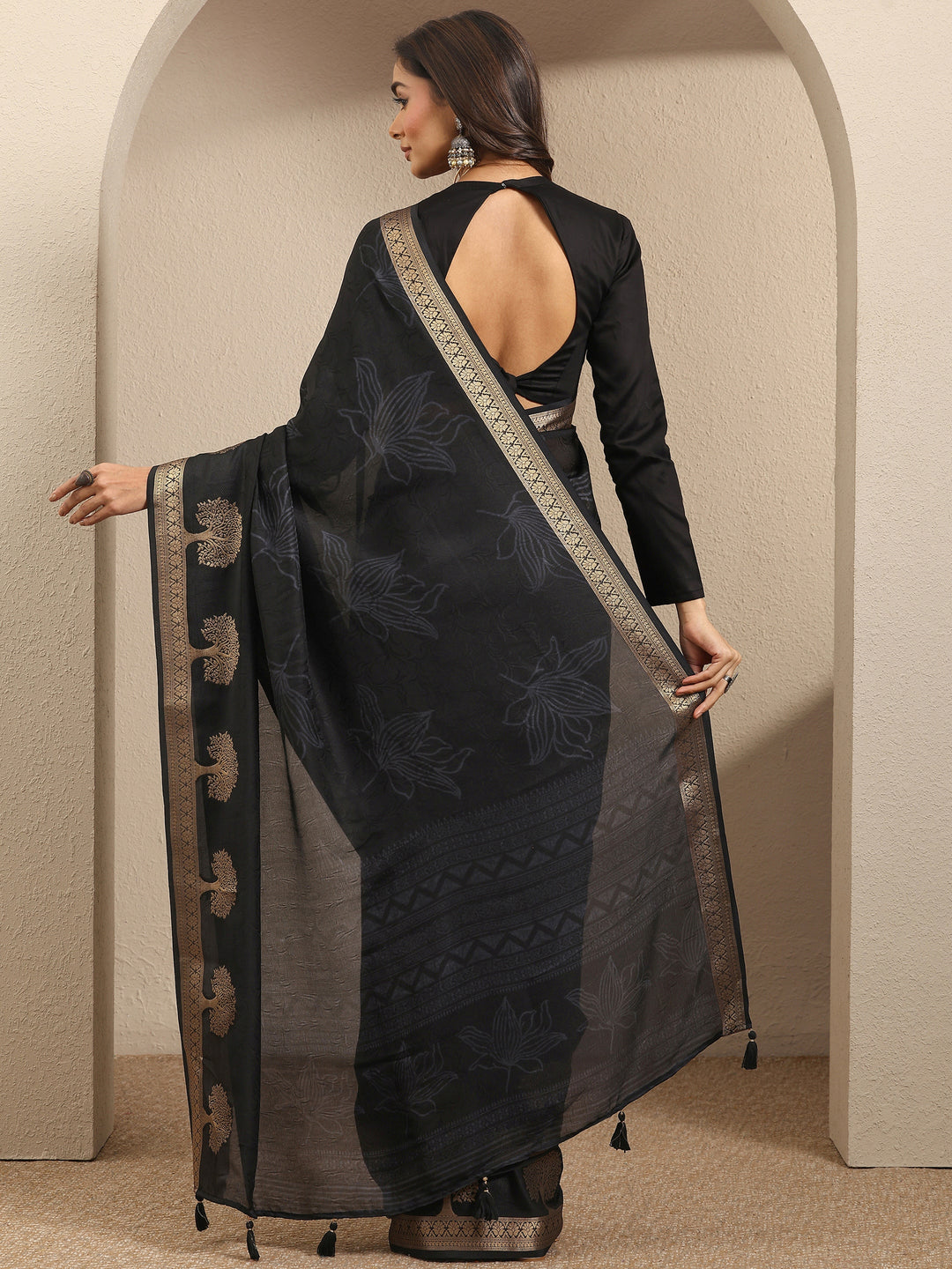 Black Embellished Silk Blend Saree With Unstitched Blouse Piece