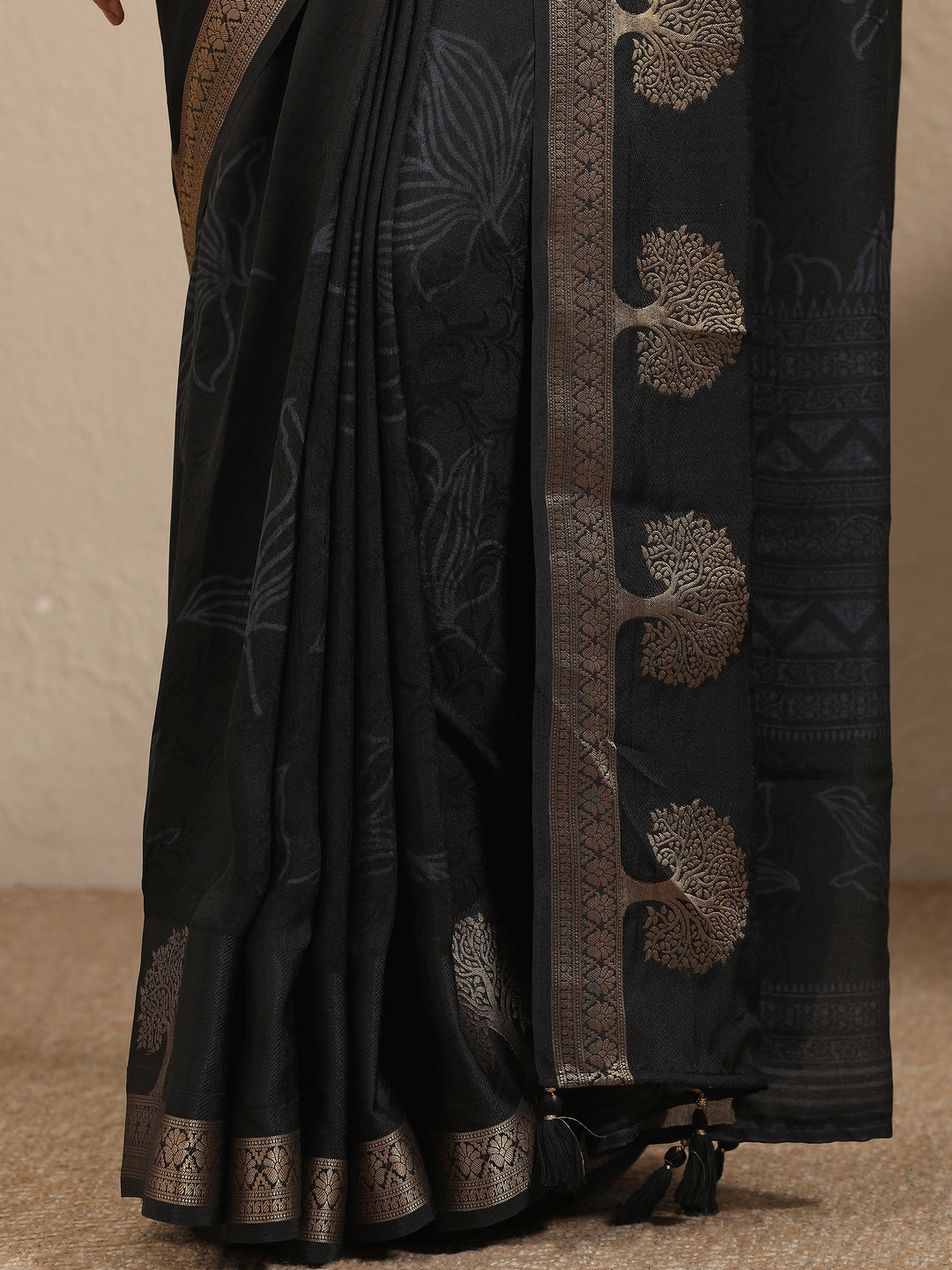 Black Embellished Silk Blend Saree With Unstitched Blouse Piece