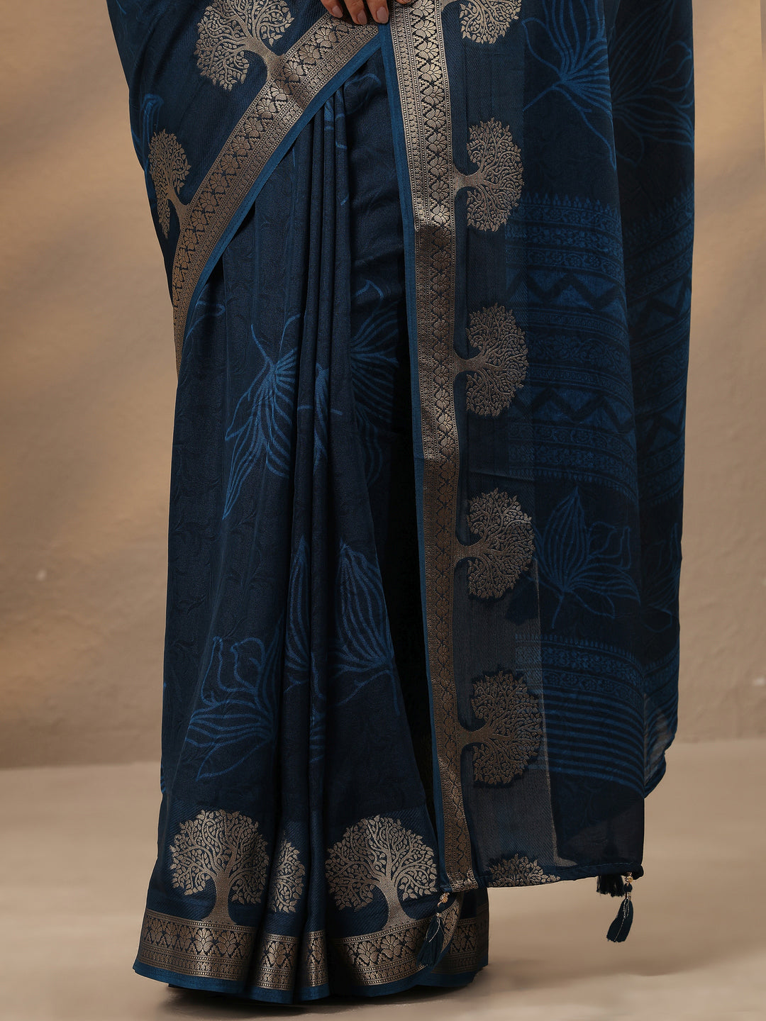 Blue Embellished Silk Blend Saree With Unstitched Blouse Piece