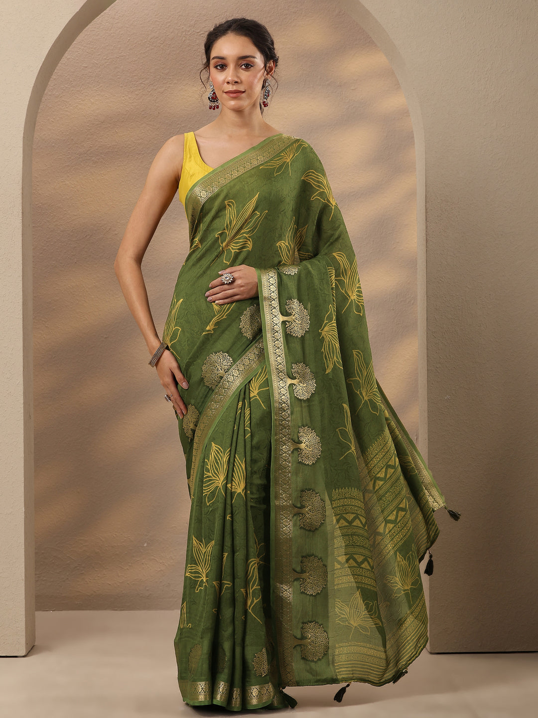Green Embellished Silk Blend Saree With Unstitched Blouse Piece