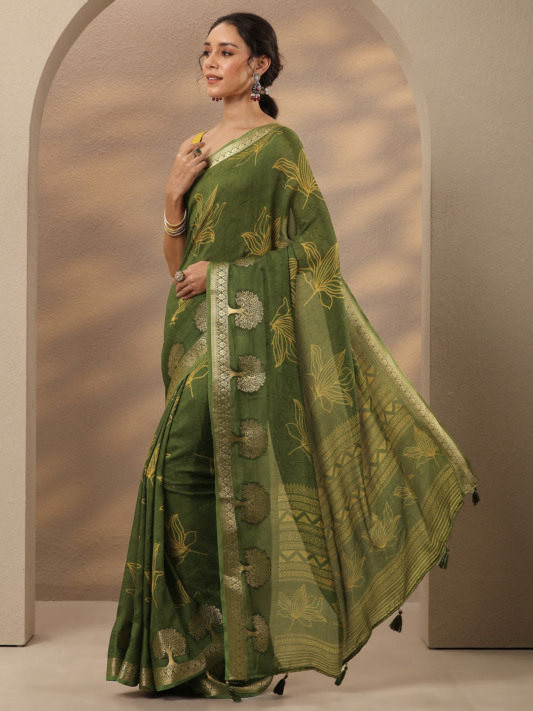 Green Embellished Silk Blend Saree With Unstitched Blouse Piece