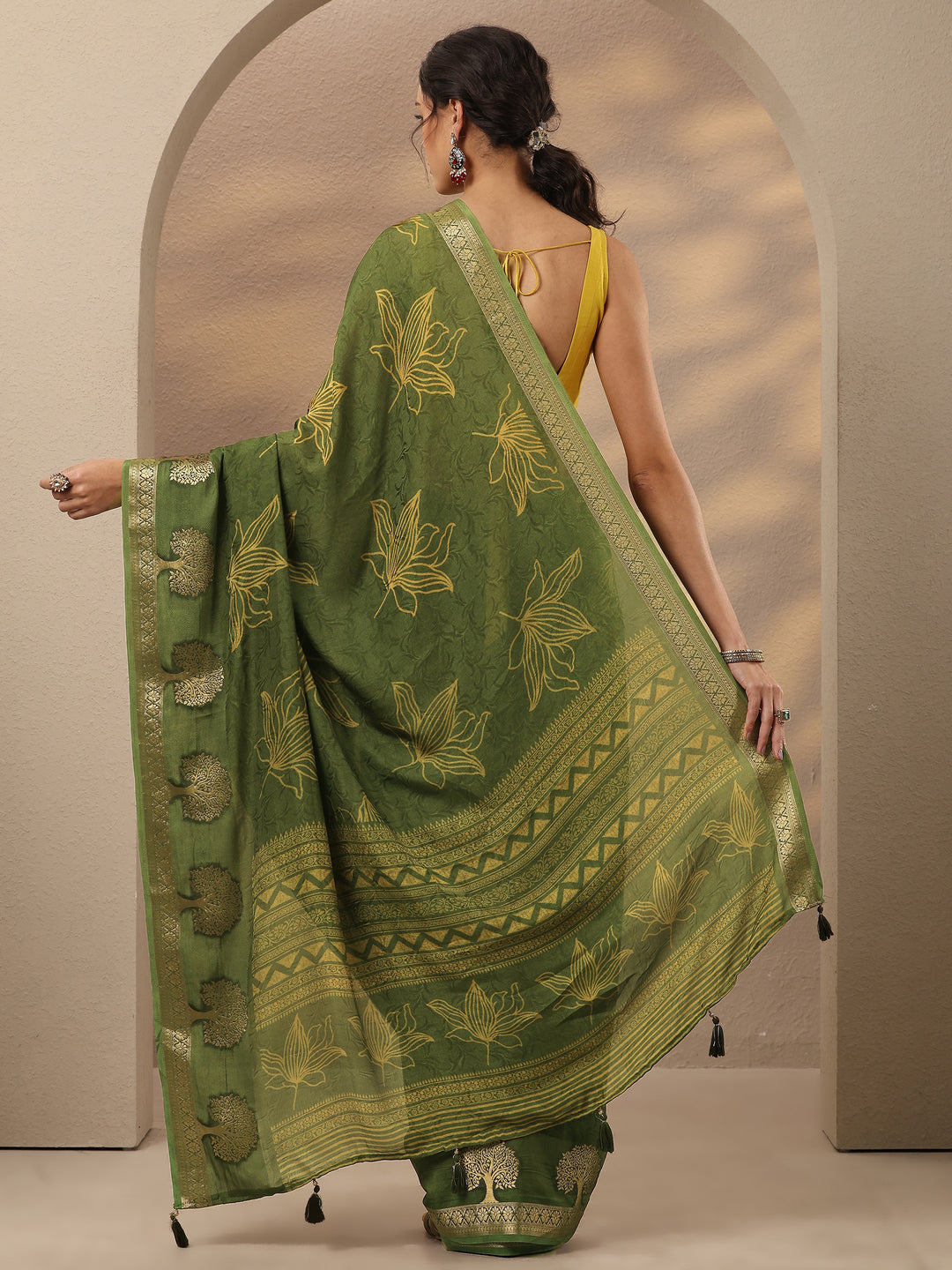 Green Embellished Silk Blend Saree With Unstitched Blouse Piece