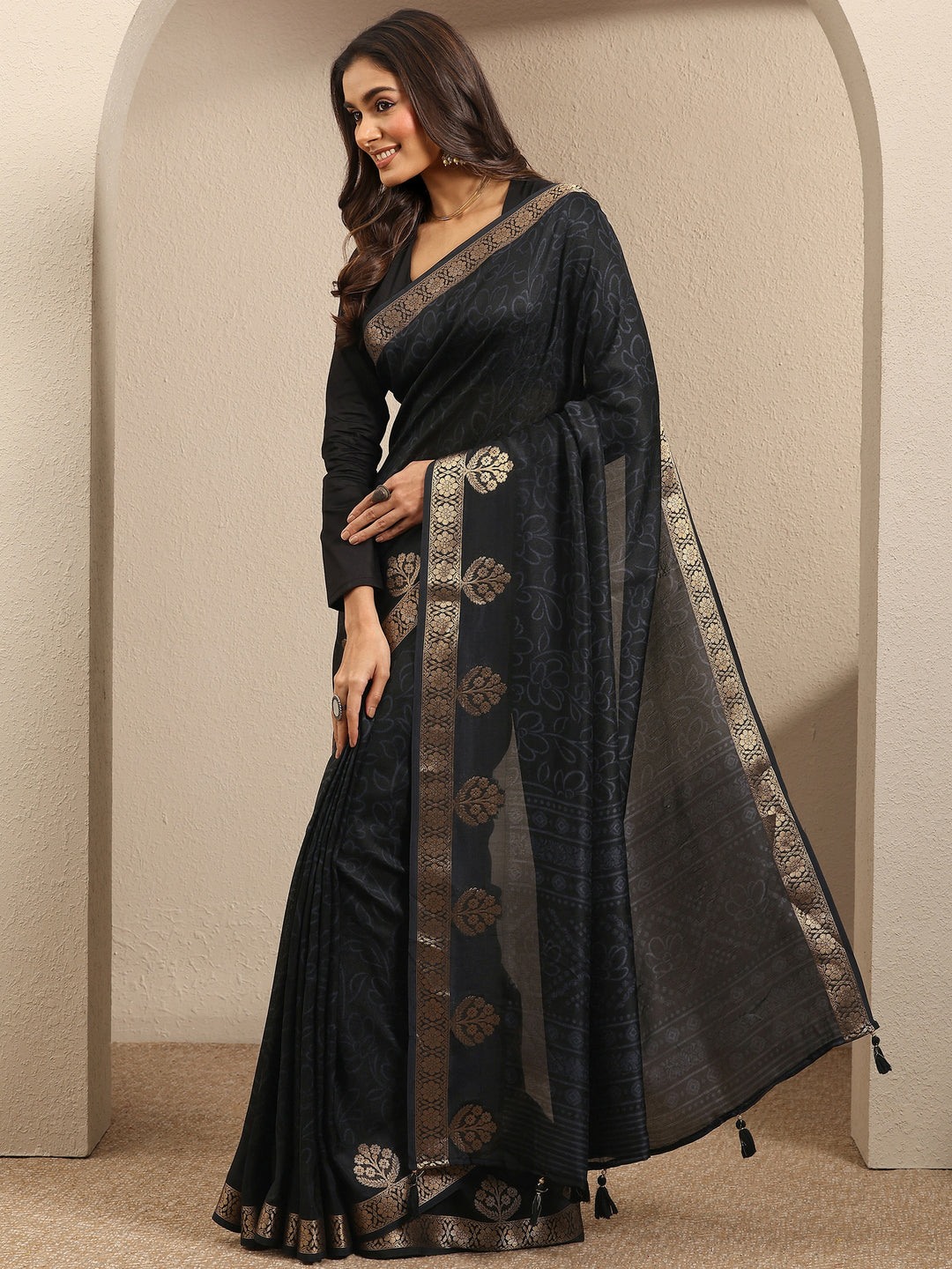 Black Printed Silk Blend Saree With Unstitched Blouse Piece