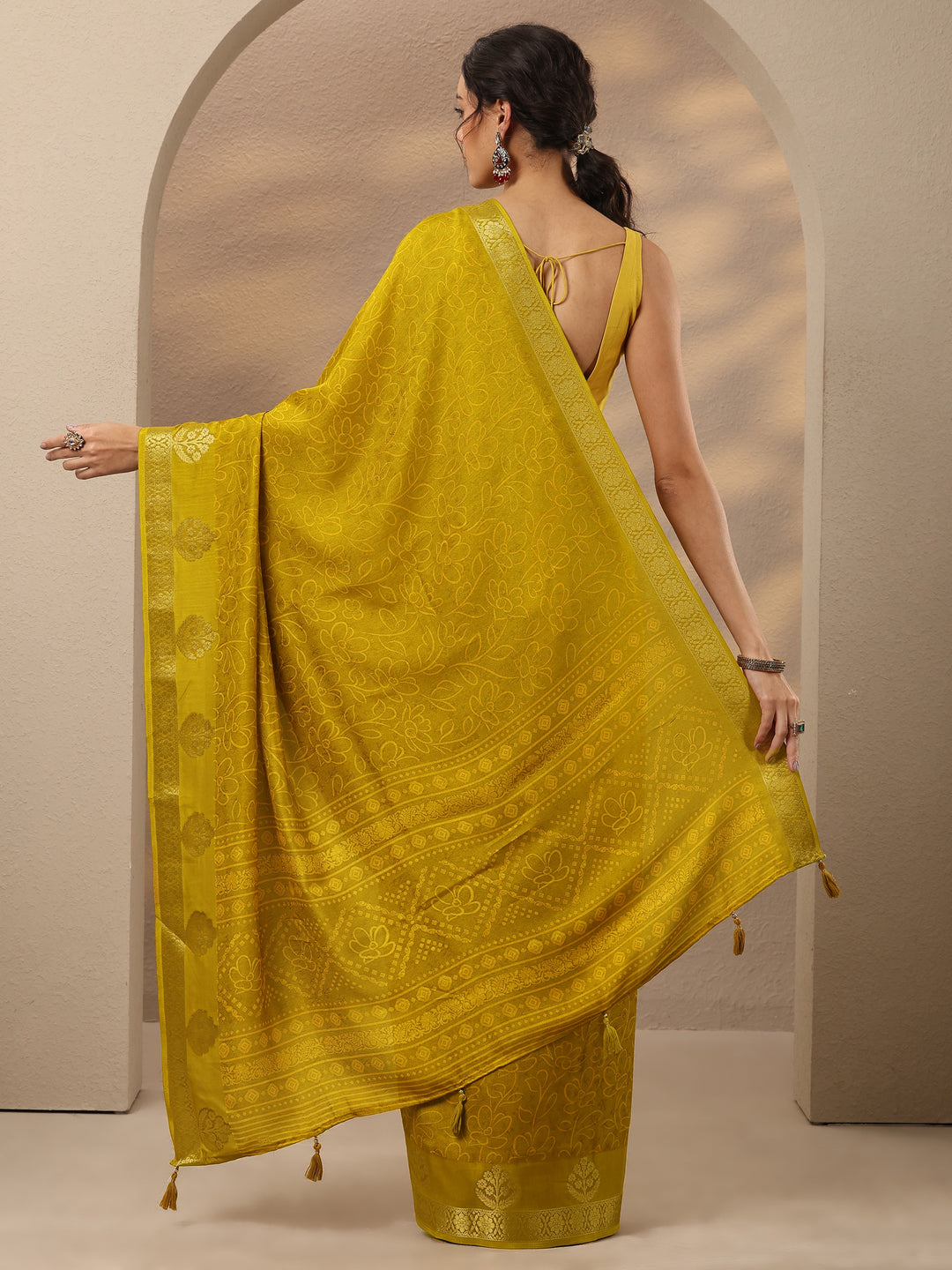 Mustard Printed Silk Blend Saree With Unstitched Blouse Piece