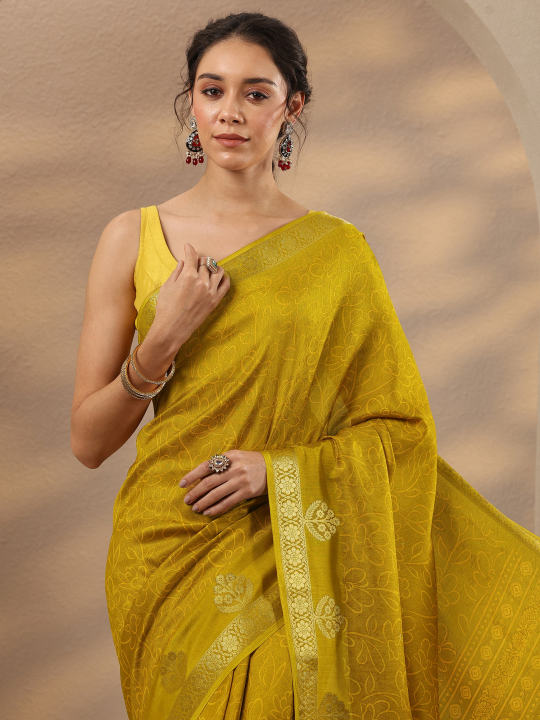 Mustard Printed Silk Blend Saree With Unstitched Blouse Piece
