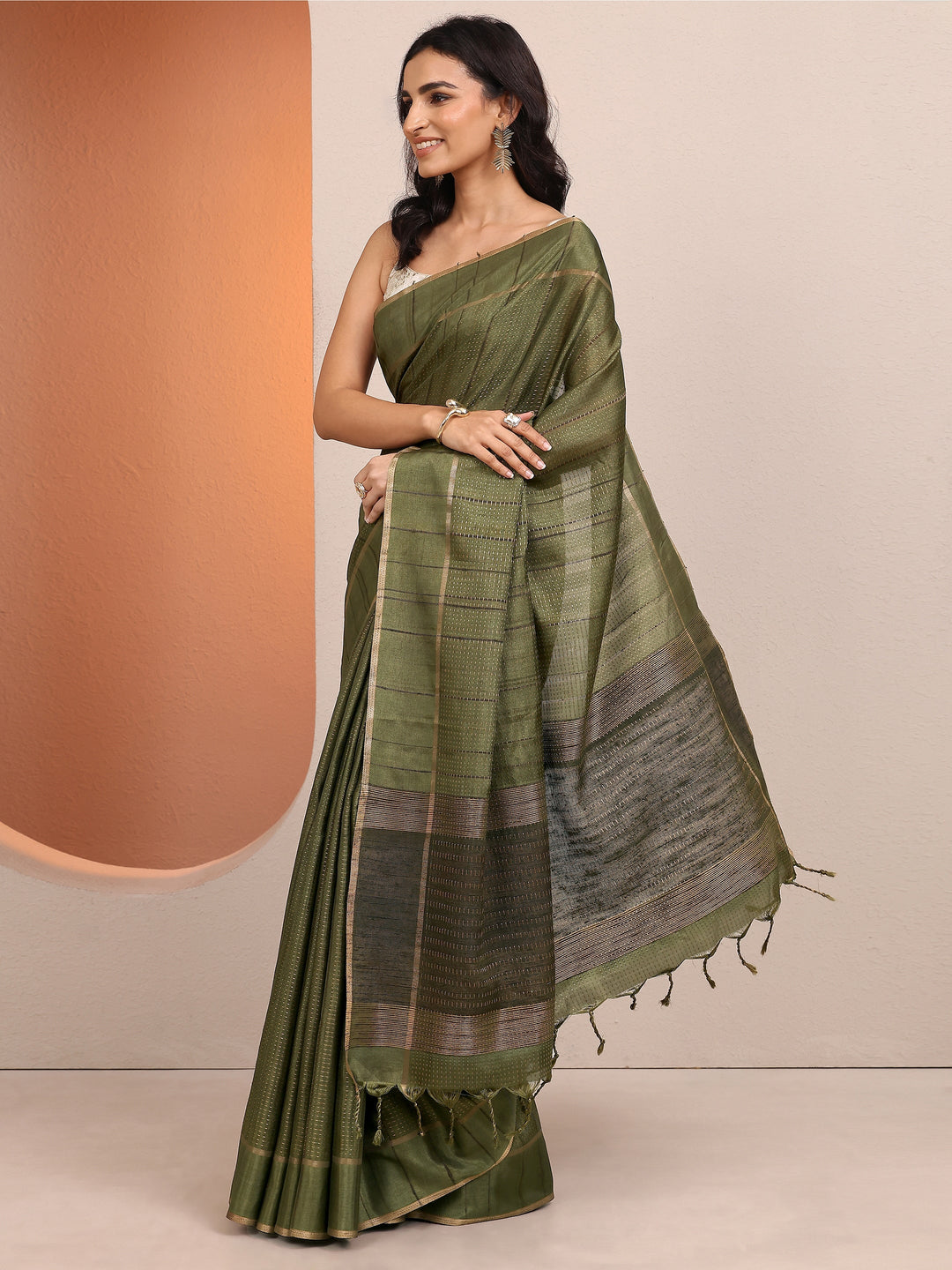 Green Embellished Silk Blend Saree With Unstitched Blouse Piece