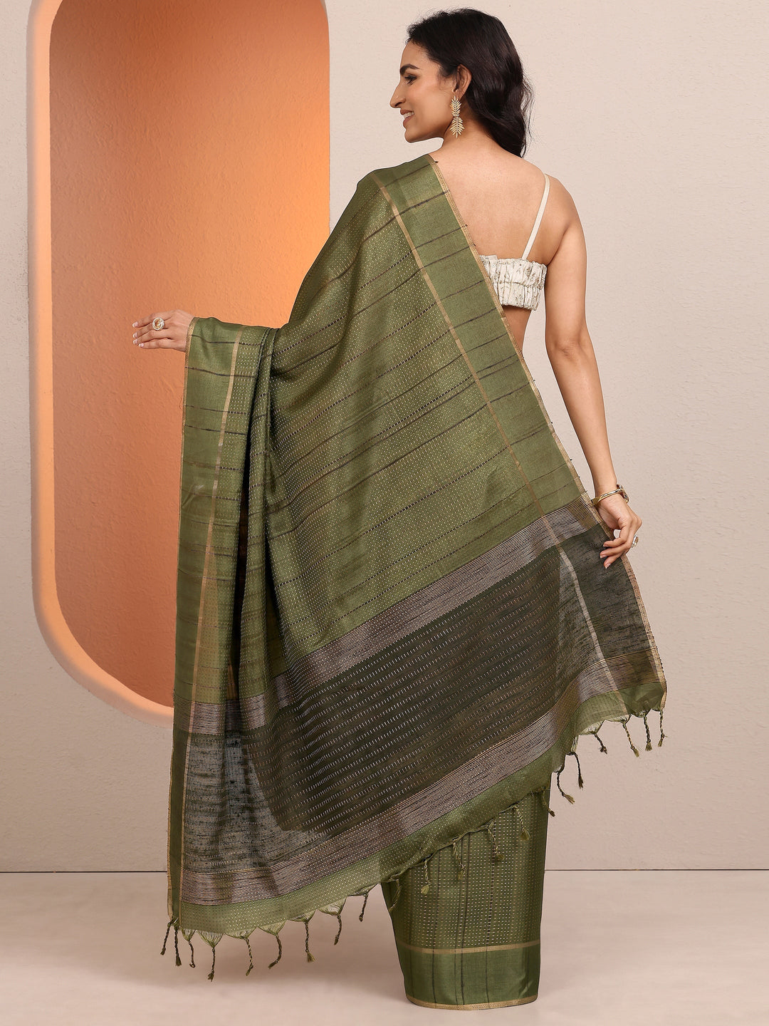 Green Embellished Silk Blend Saree With Unstitched Blouse Piece