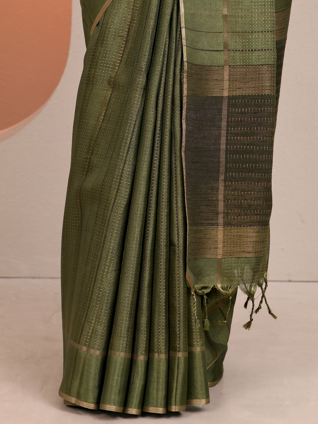 Green Embellished Silk Blend Saree With Unstitched Blouse Piece
