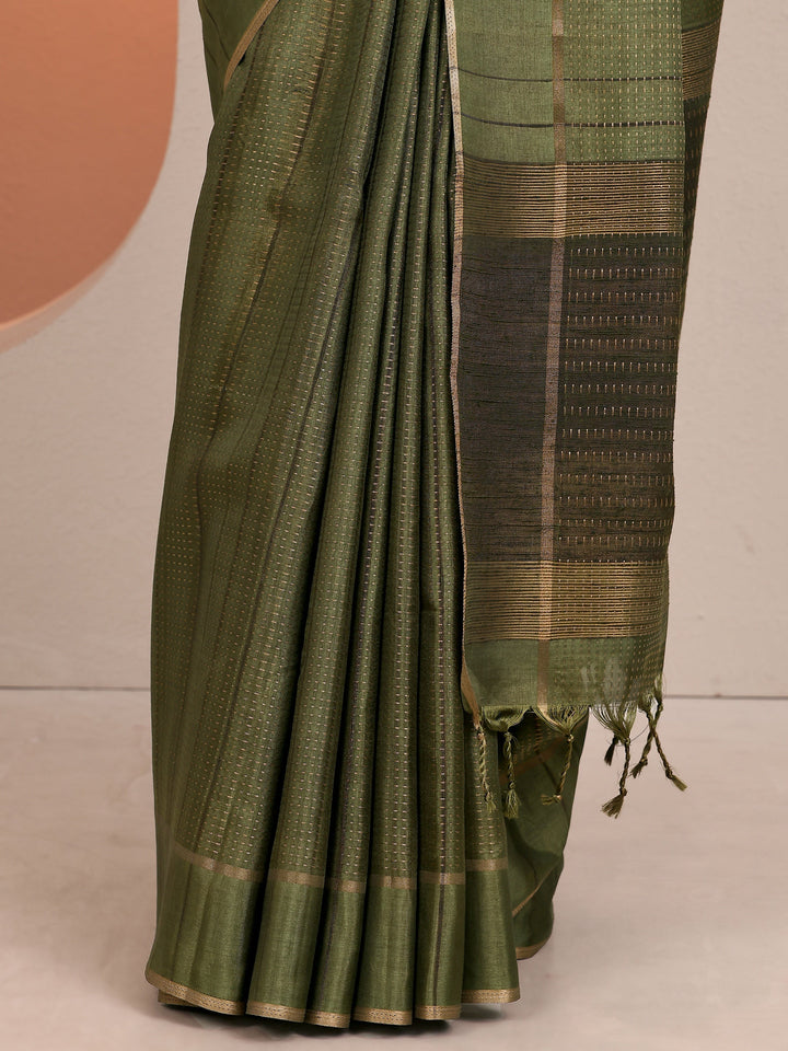 Green Embellished Silk Blend Saree With Unstitched Blouse Piece
