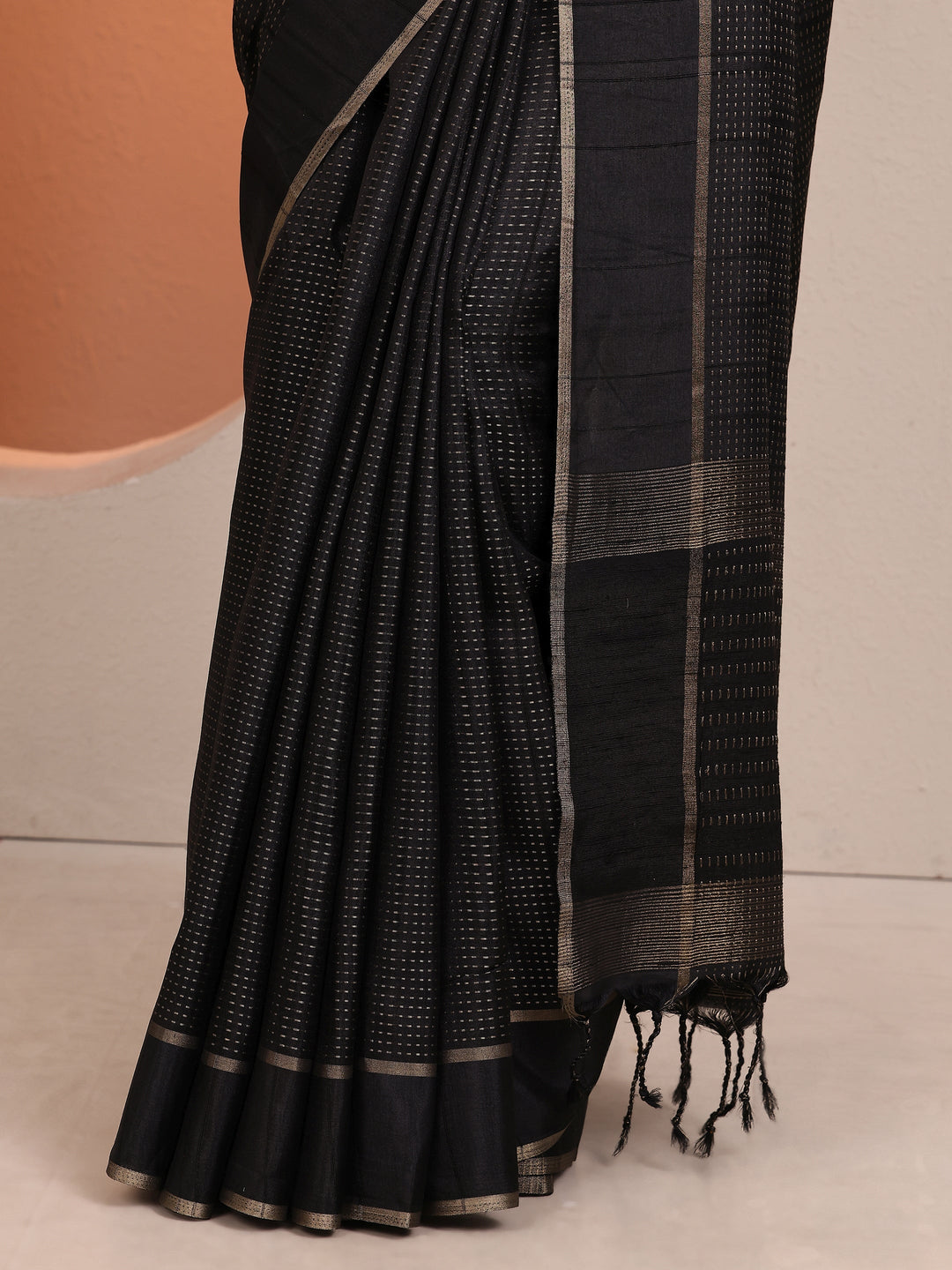 Black Embellished Silk Blend Saree With Unstitched Blouse Piece