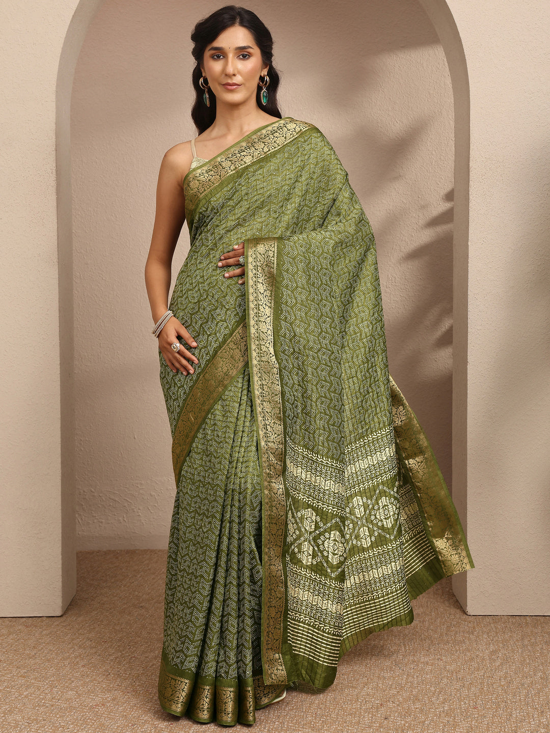 Green Geometric Printed Silk Blend Saree With Unstitched Blouse Piece
