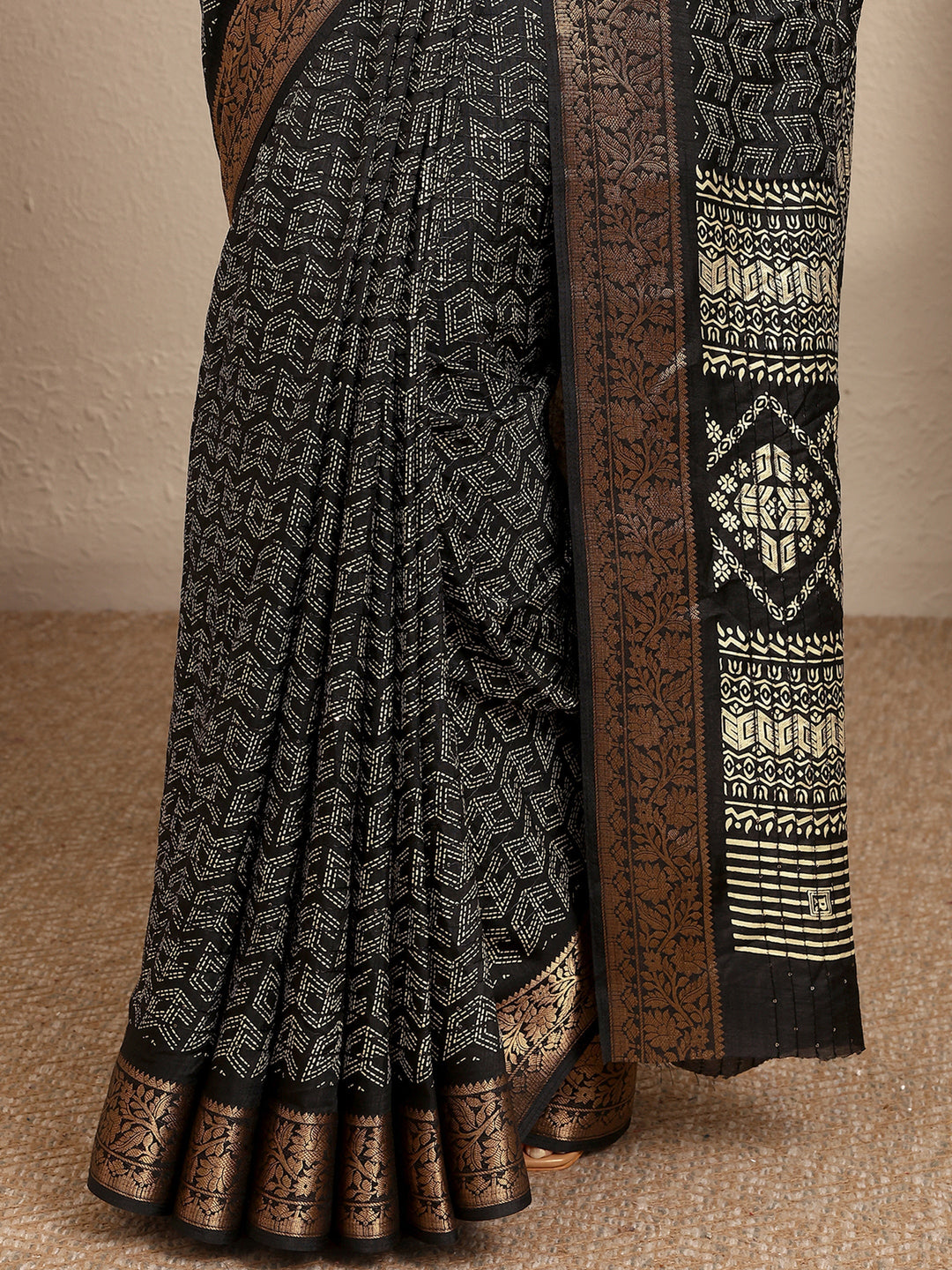 Black Geometric Printed Silk Blend Saree With Unstitched Blouse Piece