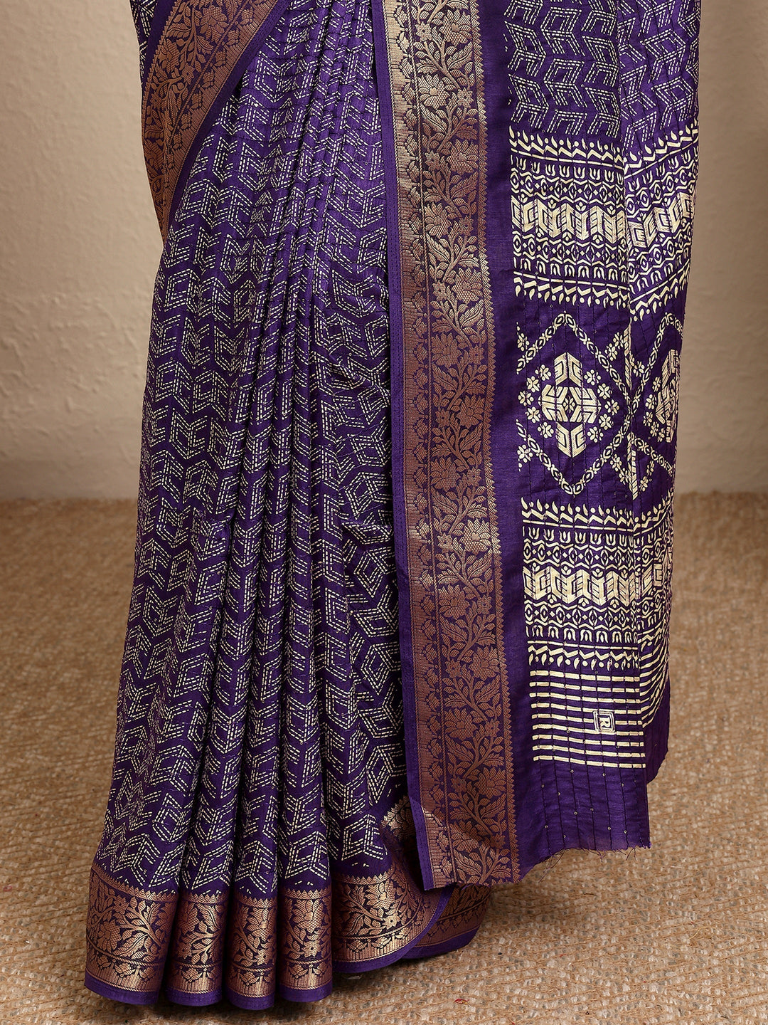 Purple Geometric Printed Silk Blend Saree With Unstitched Blouse Piece