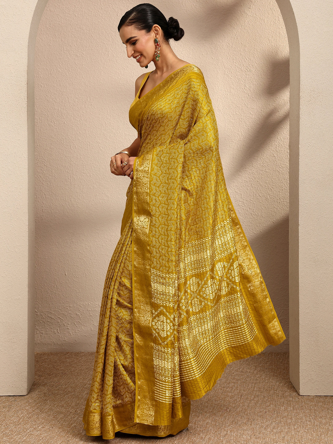 Mustard Geometric Printed Silk Blend Saree With Unstitched Blouse Piece