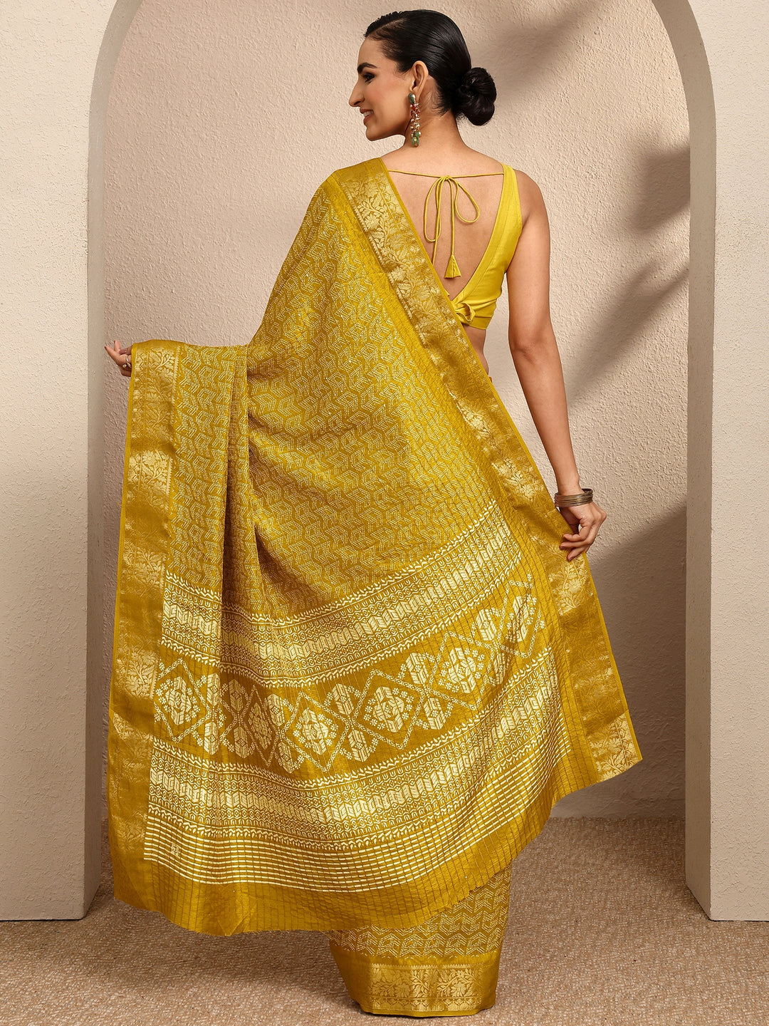 Mustard Geometric Printed Silk Blend Saree With Unstitched Blouse Piece