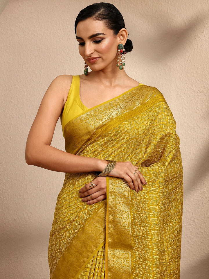 Mustard Geometric Printed Silk Blend Saree With Unstitched Blouse Piece