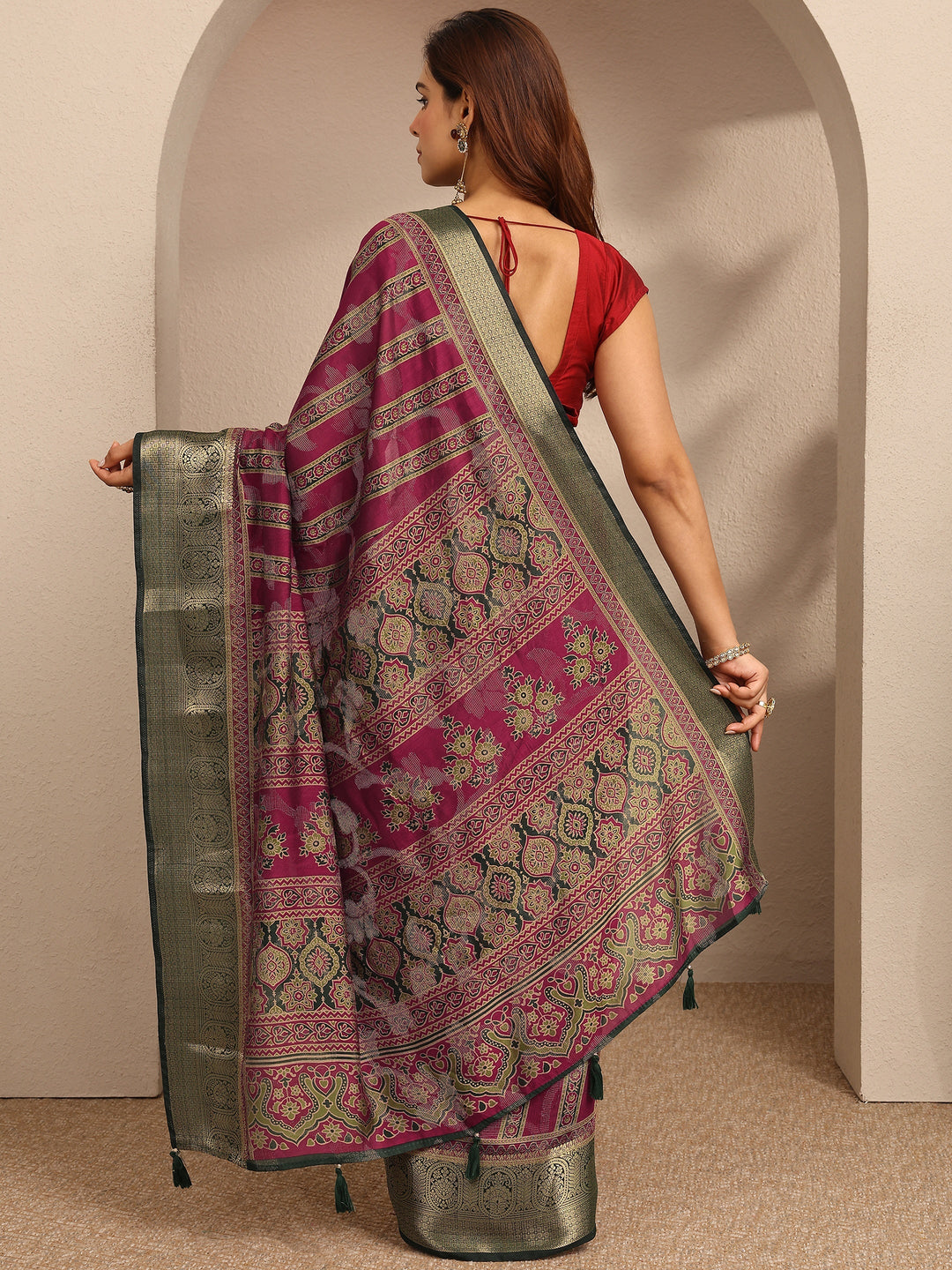 Pink Printed Silk Blend Saree With Unstitched Blouse Piece