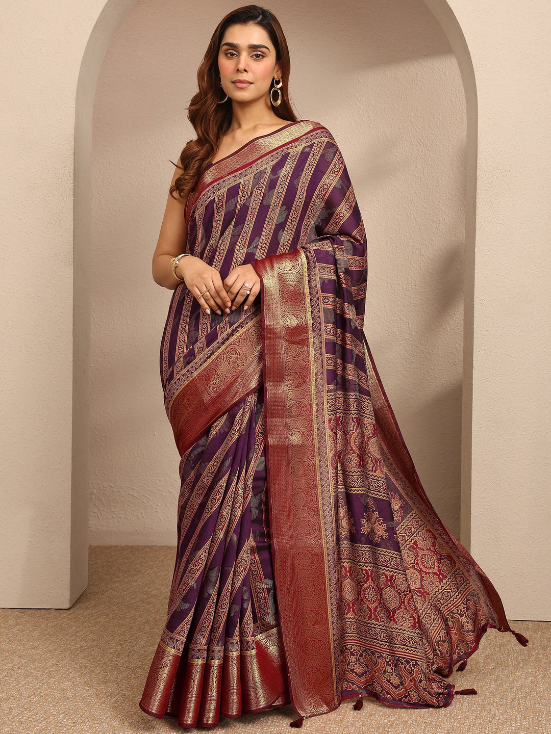 Purple Printed Silk Blend Saree With Unstitched Blouse Piece