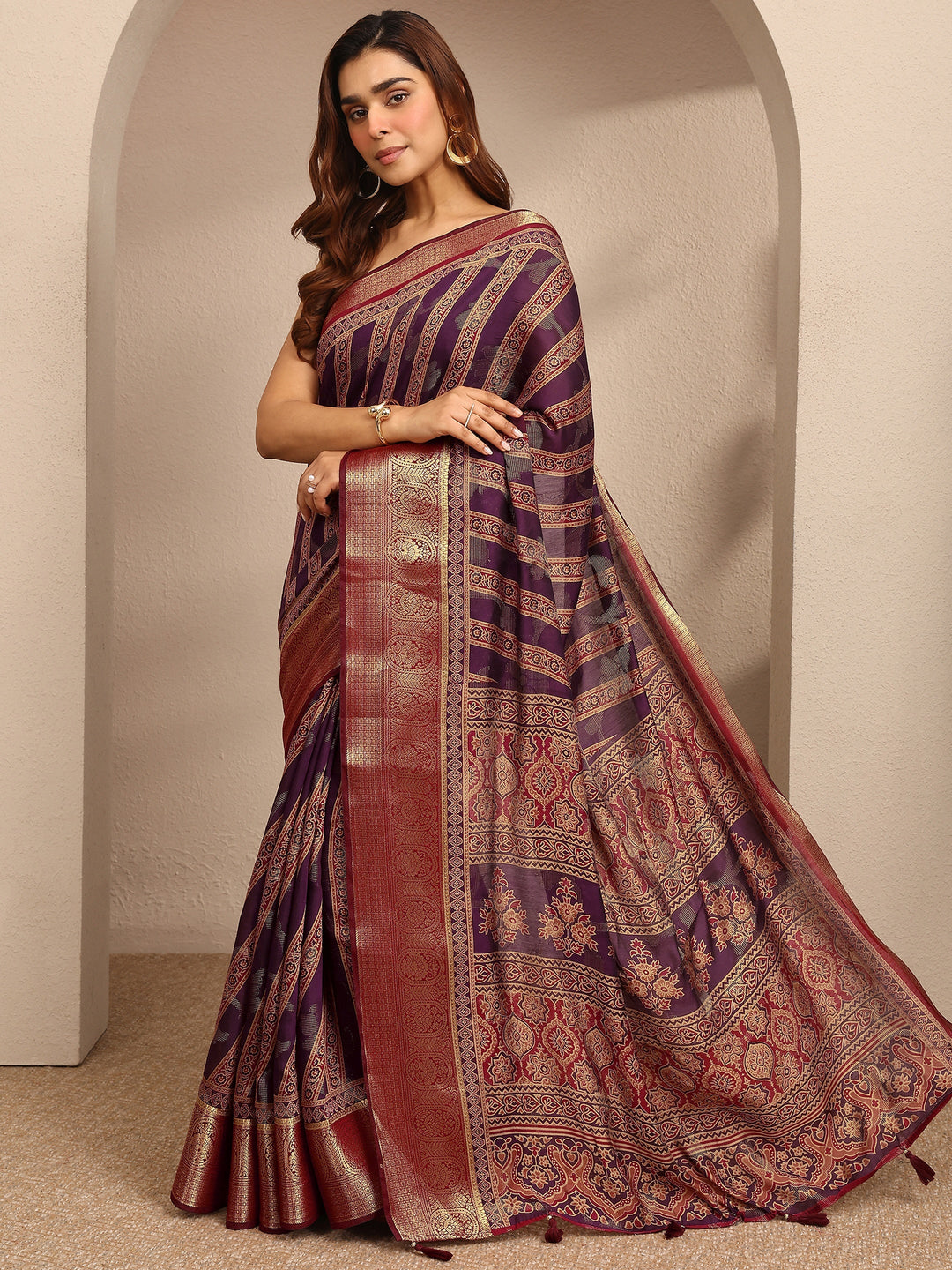 Purple Printed Silk Blend Saree With Unstitched Blouse Piece
