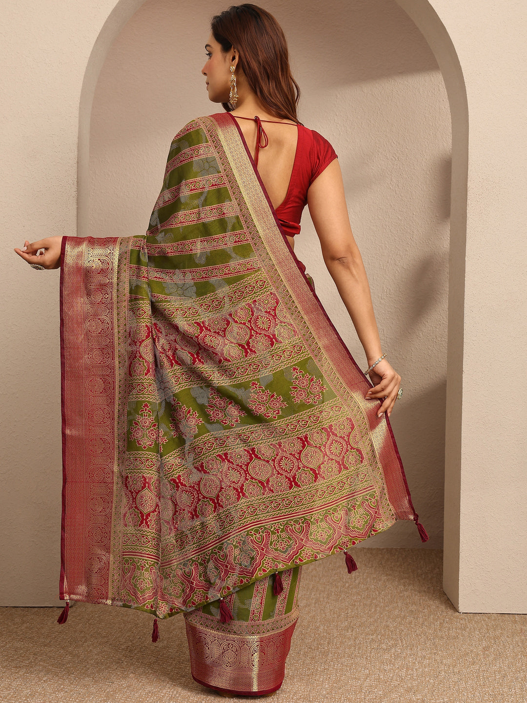 Green Printed Silk Blend Saree With Unstitched Blouse Piece