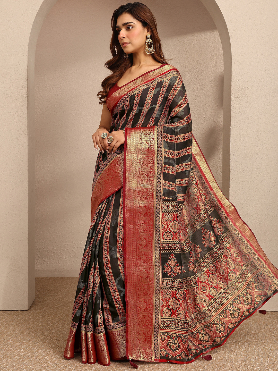 Black Printed Silk Blend Saree With Unstitched Blouse Piece