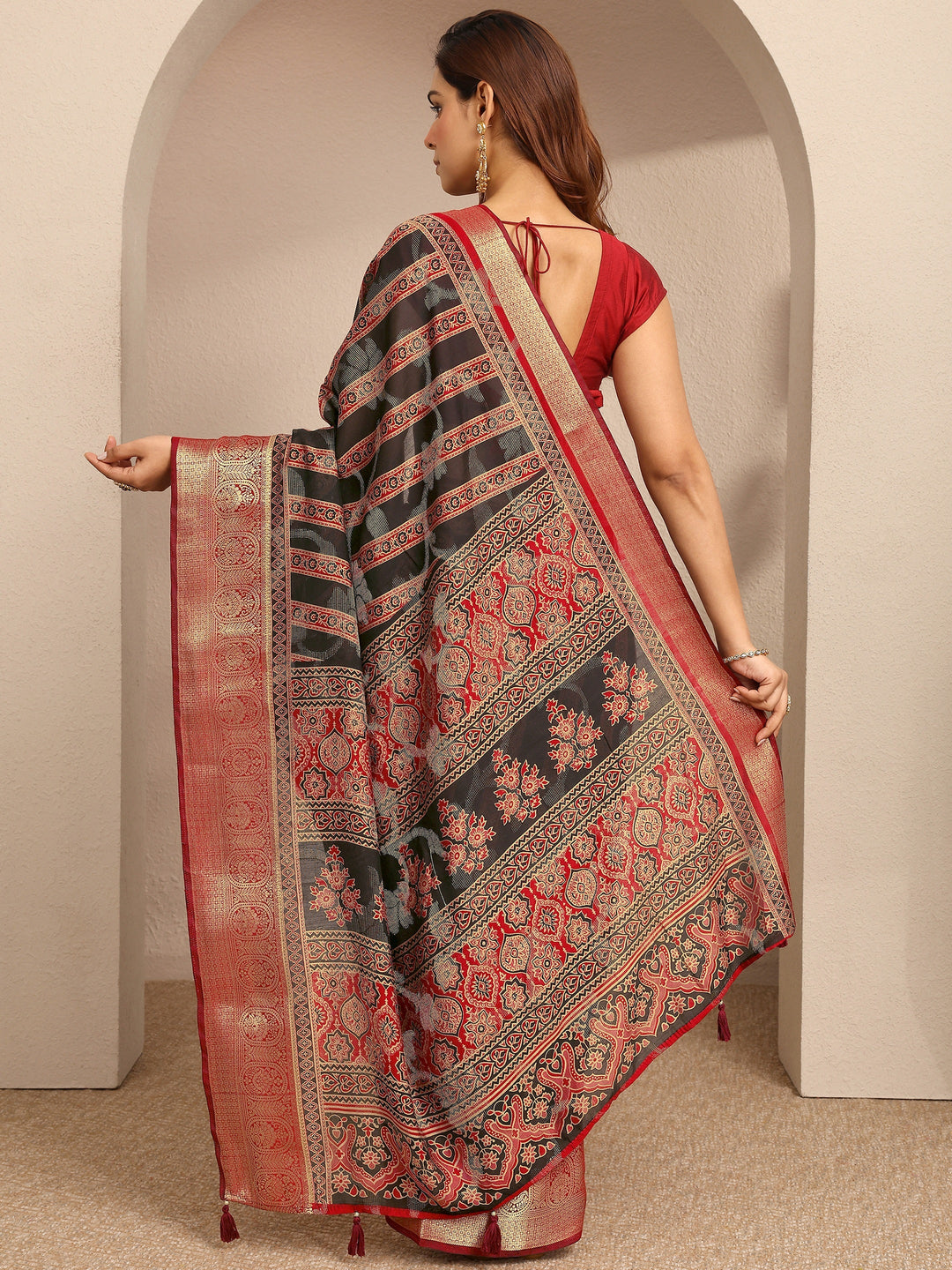 Black Printed Silk Blend Saree With Unstitched Blouse Piece