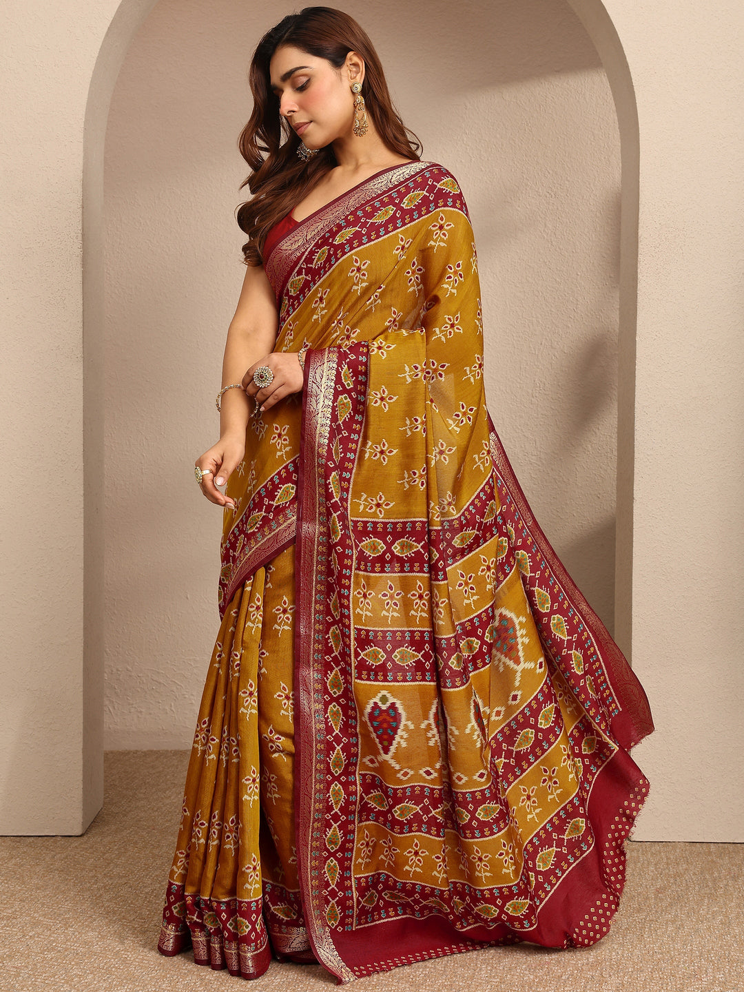Mustard Printed Silk Blend Saree With Unstitched Blouse Piece