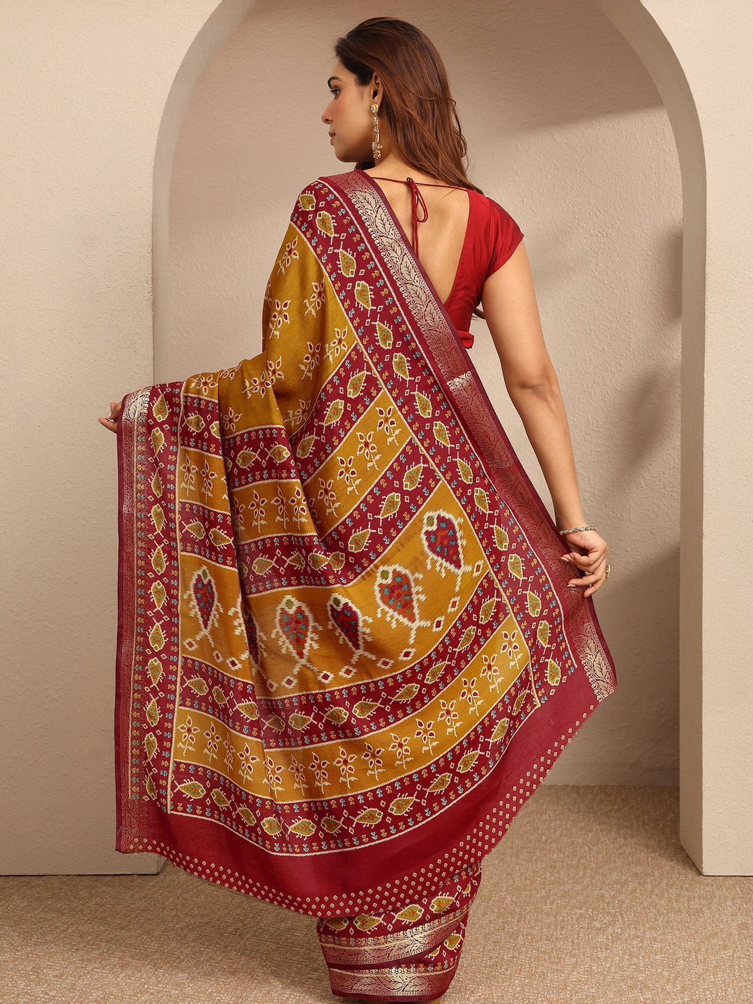 Mustard Printed Silk Blend Saree With Unstitched Blouse Piece
