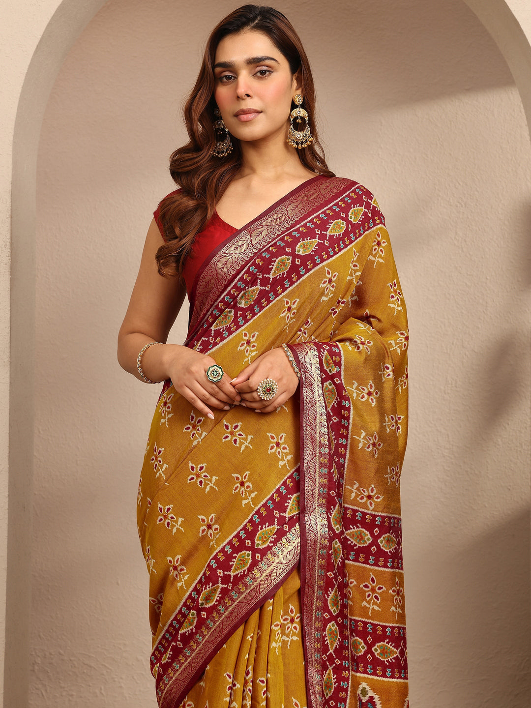 Mustard Printed Silk Blend Saree With Unstitched Blouse Piece