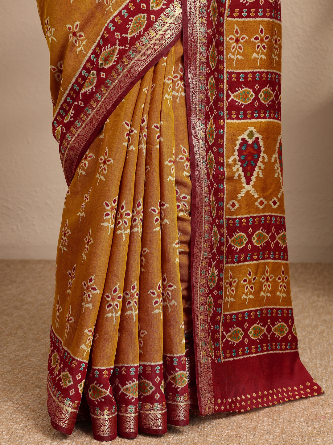 Mustard Printed Silk Blend Saree With Unstitched Blouse Piece