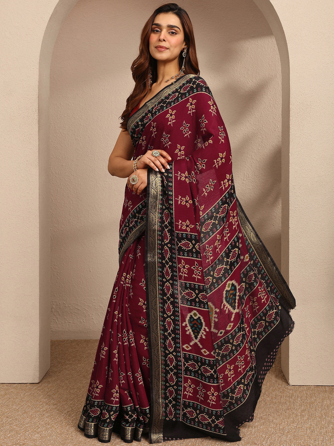 Red Printed Silk Blend Saree With Unstitched Blouse Piece