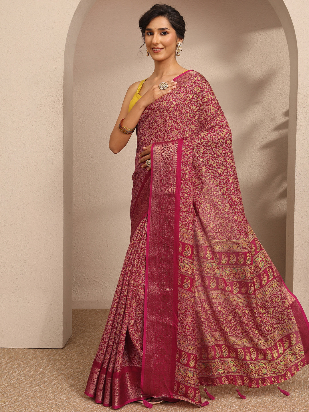 Pink Printed Silk Blend Saree With Unstitched Blouse Piece