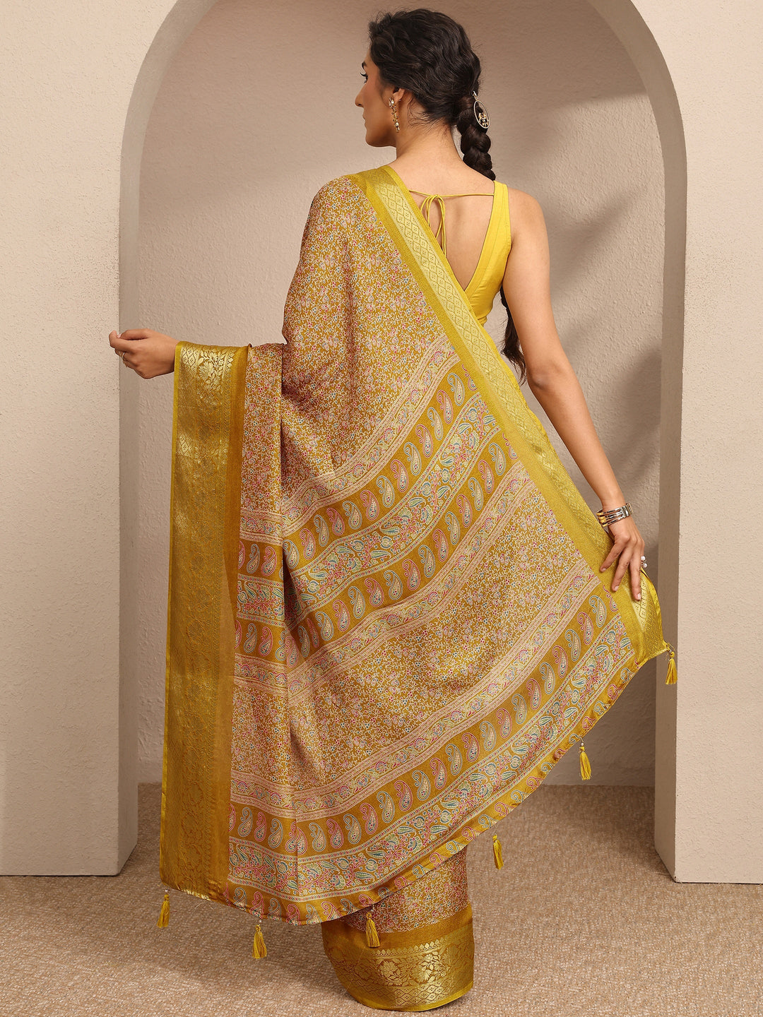 Mustard Printed Silk Blend Saree With Unstitched Blouse Piece