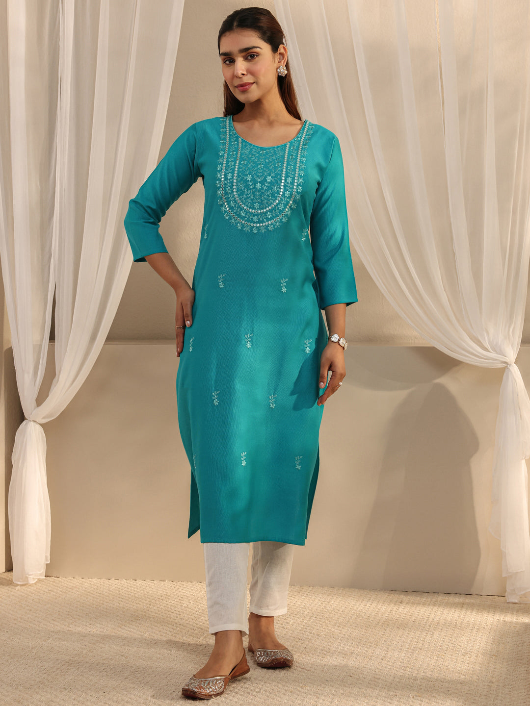 Green Floral Embroidered Silk Blend Straight Kurta