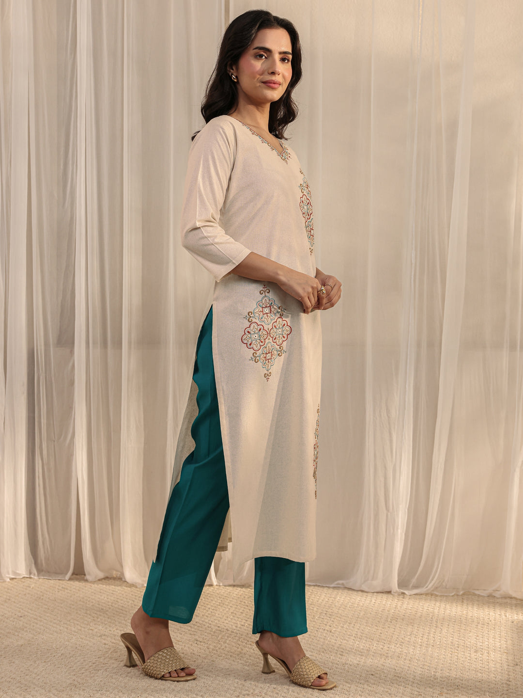 Off White Ethnic Motif Embroidered Cotton Blend Straight Kurta