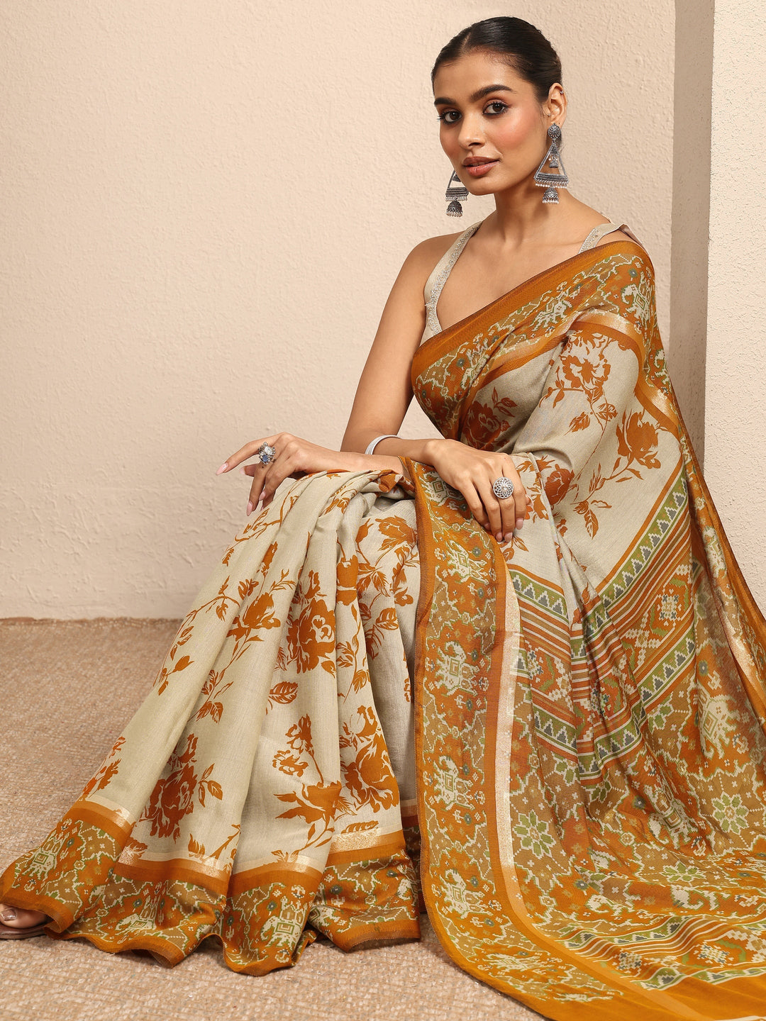 Beige Printed Silk Blend Saree With Unstitched Blouse Piece